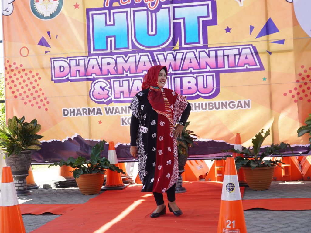Unik, Peringati HUT Dharma Wanita Persatuan dan Hari Ibu, DWP Dishub Adakan Fashion Show Ibu Ibu Berdaster